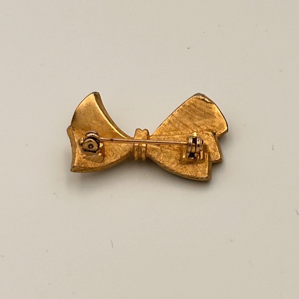 Vintage Gold Tone Bow Brooch Small Ribbon Lapel Pin Textured Finish Accessory - Picture 6 of 8
